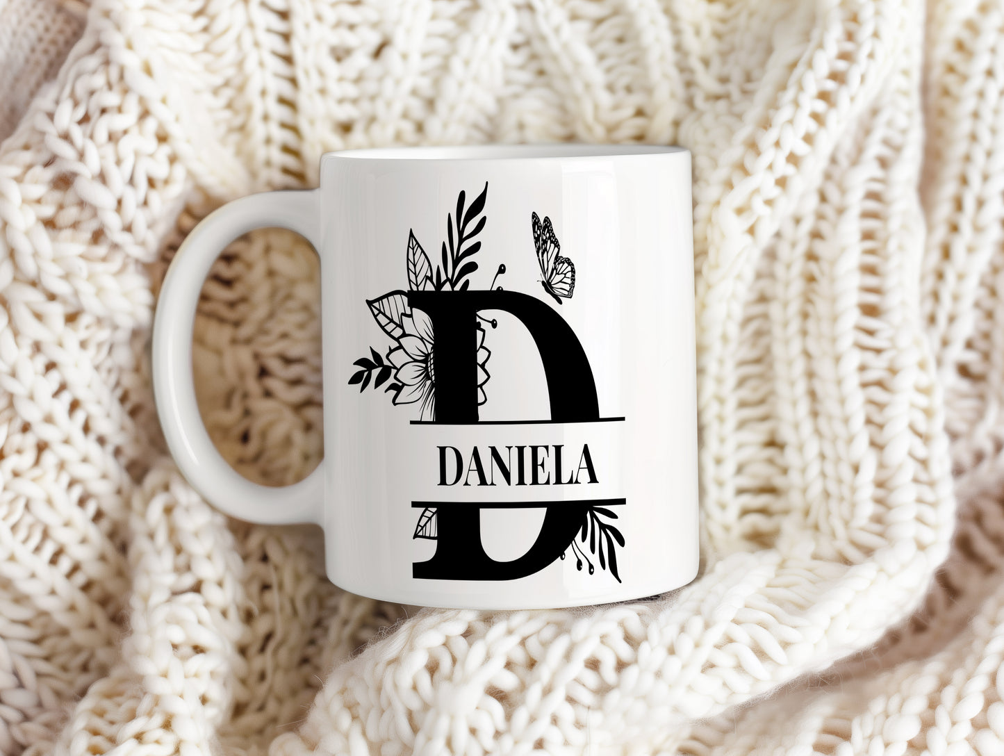 Hrnek se jménem DANIELA – květinový monogram