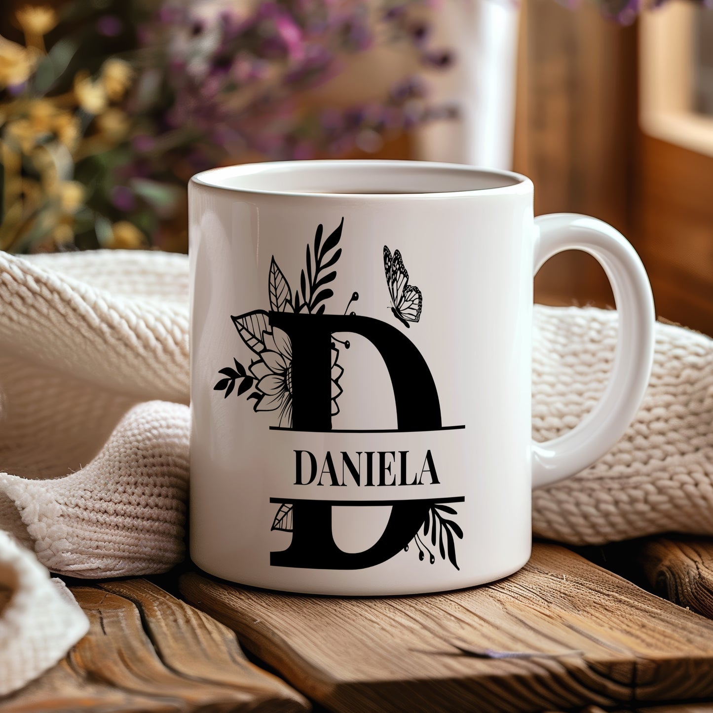 Hrnek se jménem DANIELA – květinový monogram