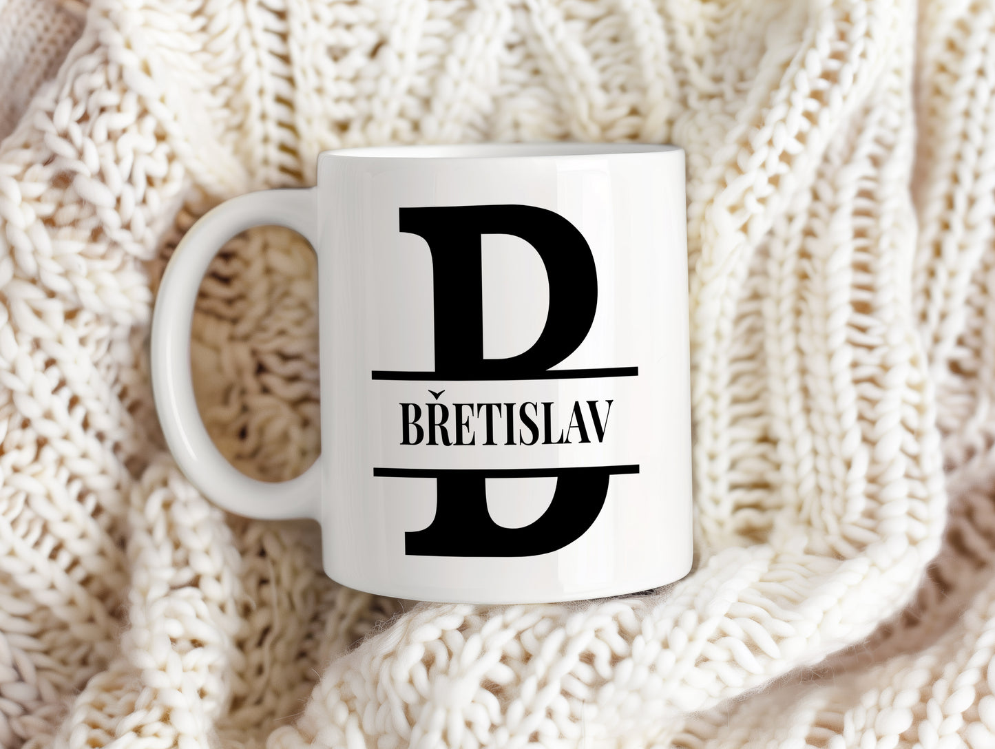 Hrnek se jménem Břetislav – monogramový design