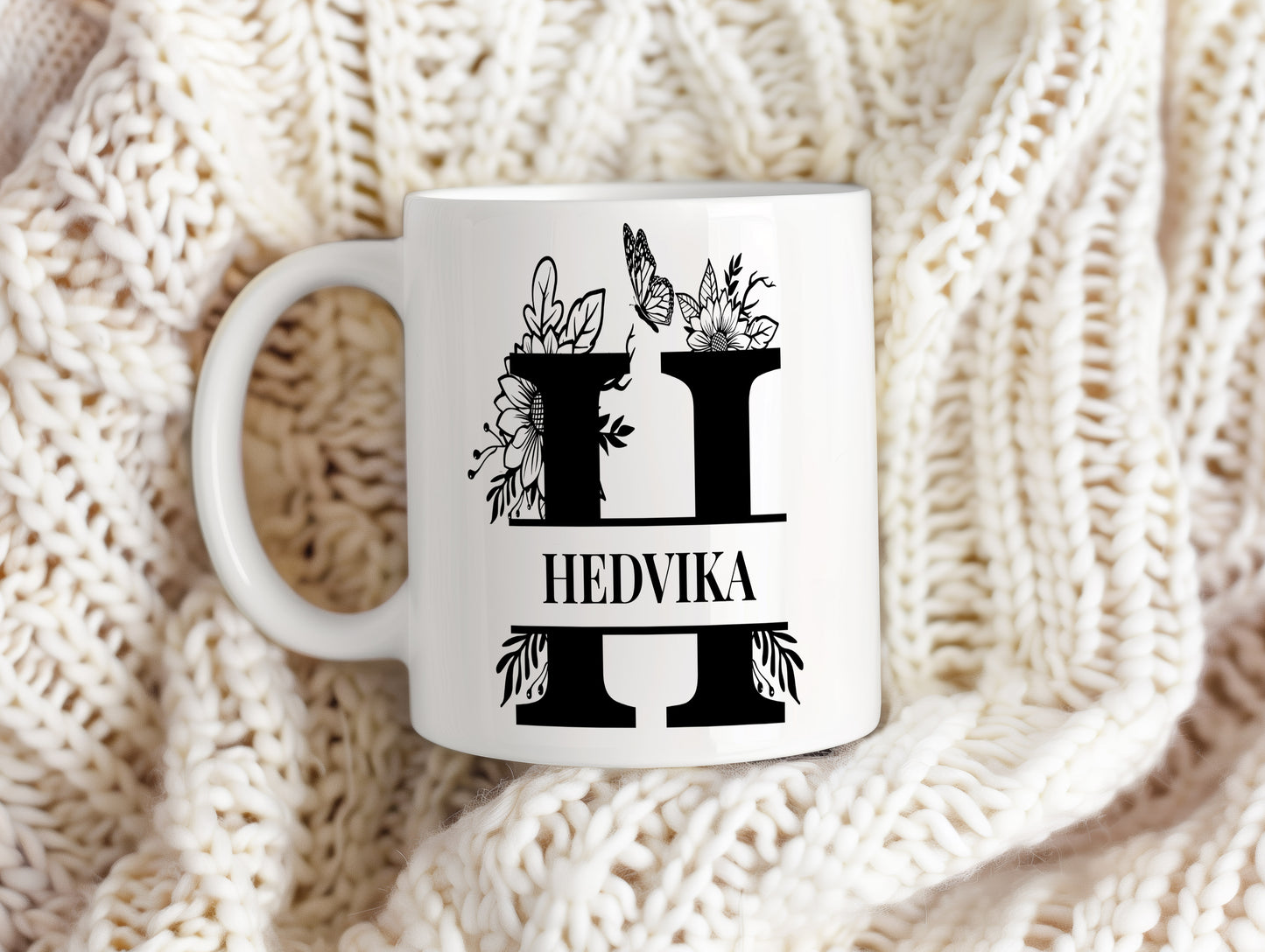 Hrnek se jménem HEDVIKA – květinový monogram