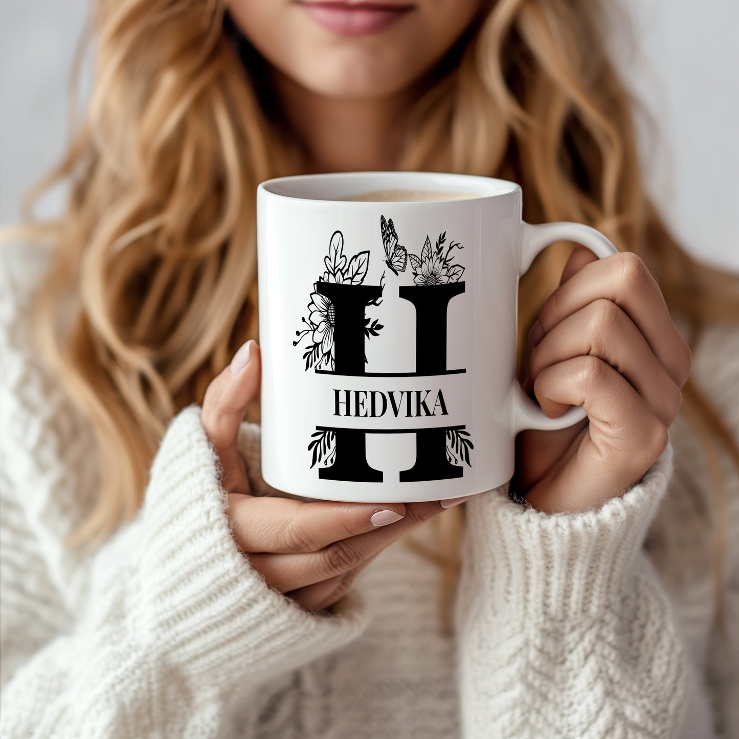 Hrnek se jménem HEDVIKA – květinový monogram