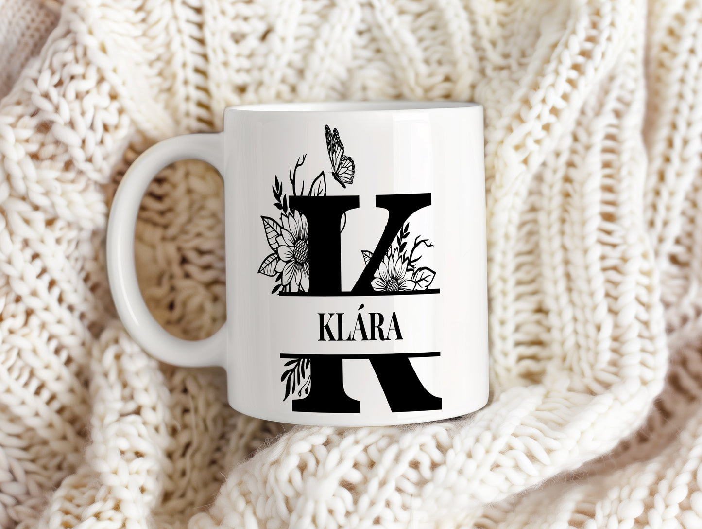 Hrnek se jménem Klára – květinový monogram