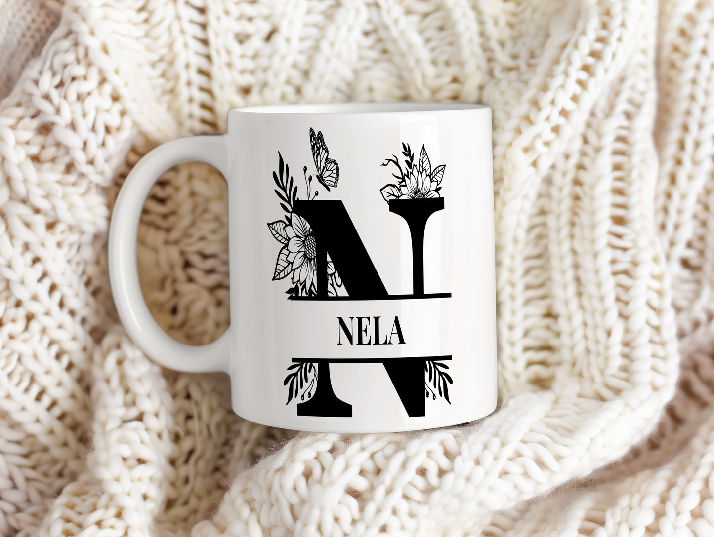 Hrnek se jménem Nela – květinový monogram