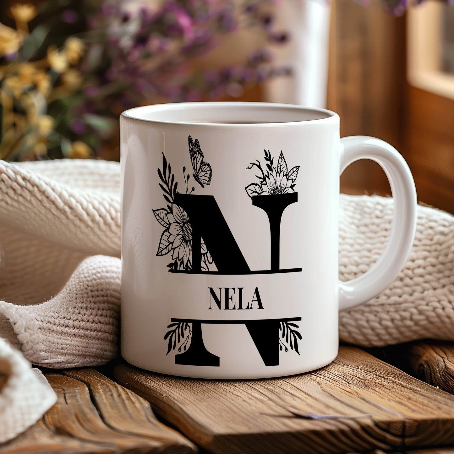 Hrnek se jménem Nela – květinový monogram