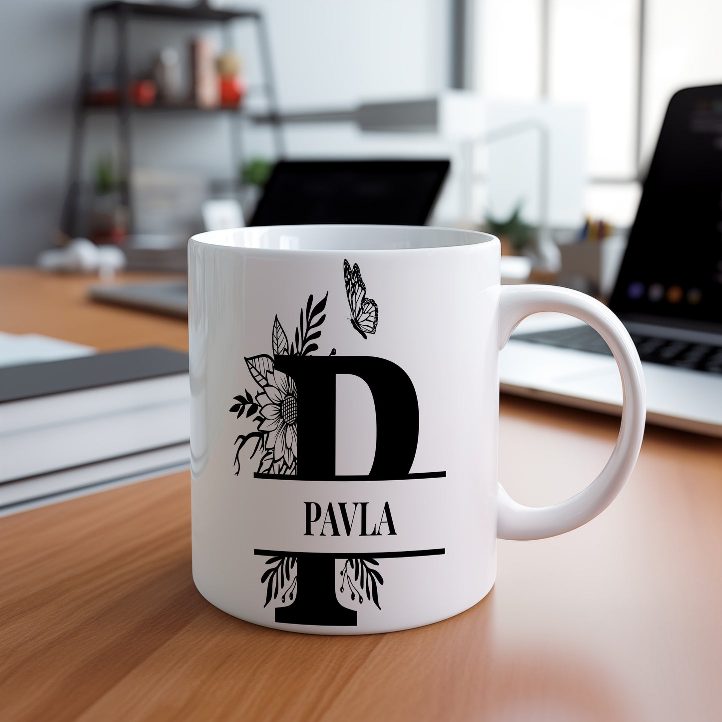 Hrnek se jménem Pavla – květinový monogram