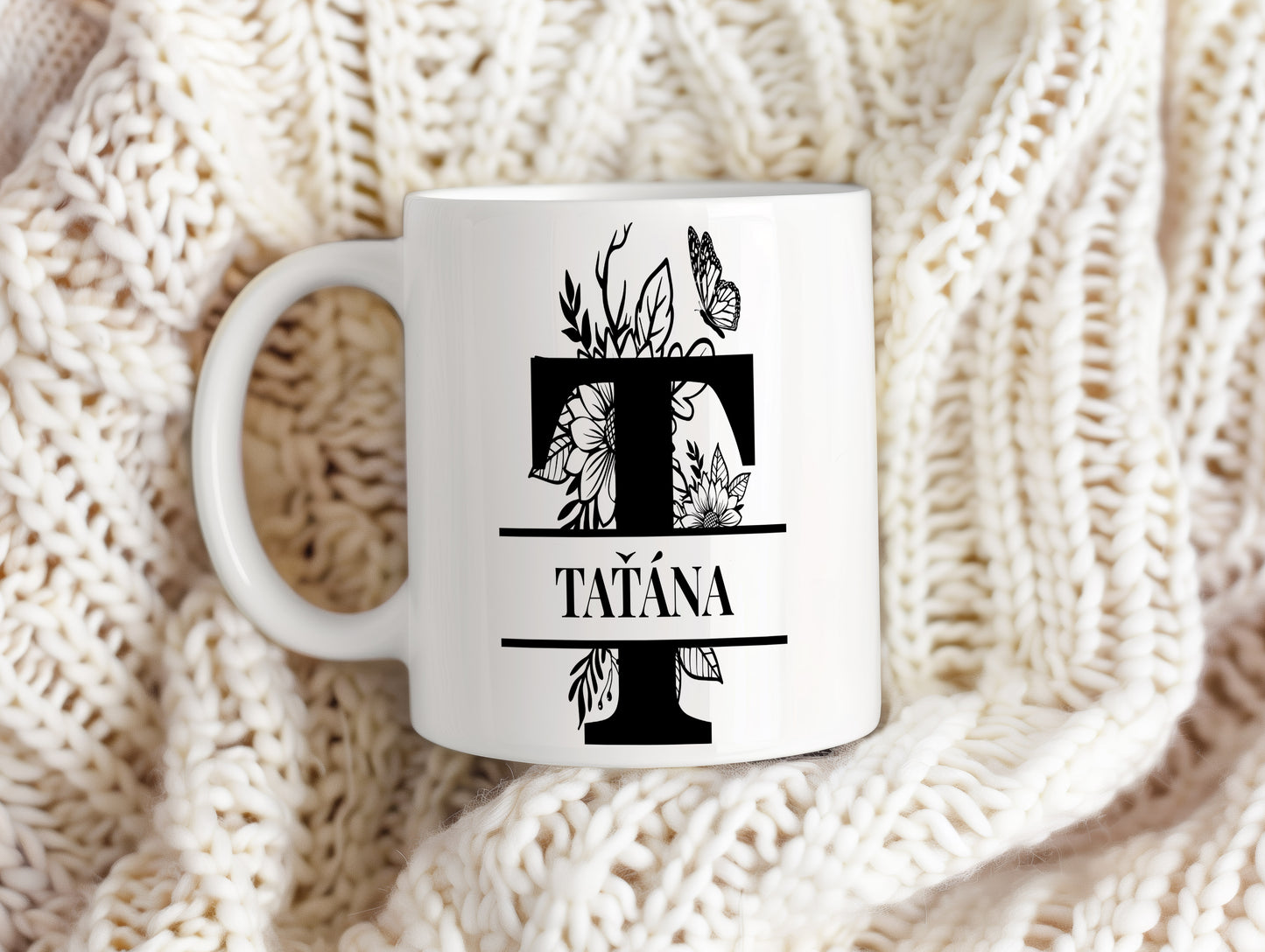 Hrnek se jménem Taťána – květinový monogram