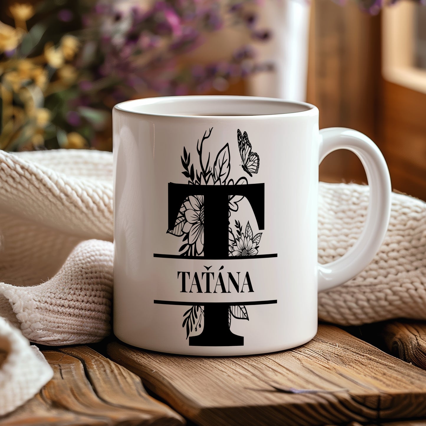 Hrnek se jménem Taťána – květinový monogram