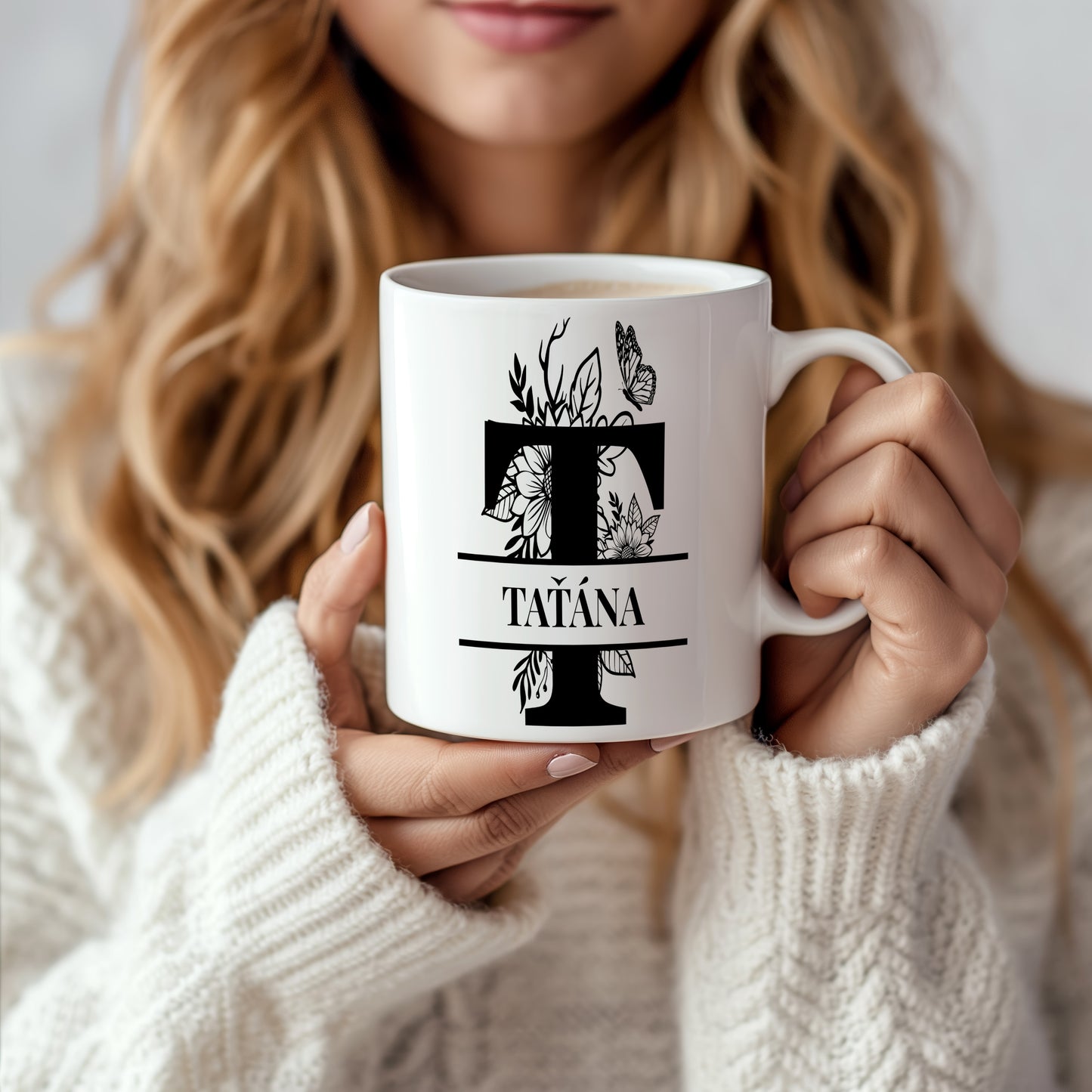 Hrnek se jménem Taťána – květinový monogram