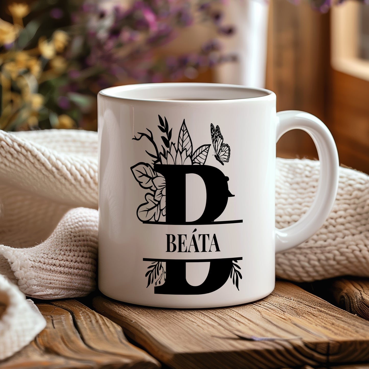 Hrnek se jménem Beáta – květinový monogram