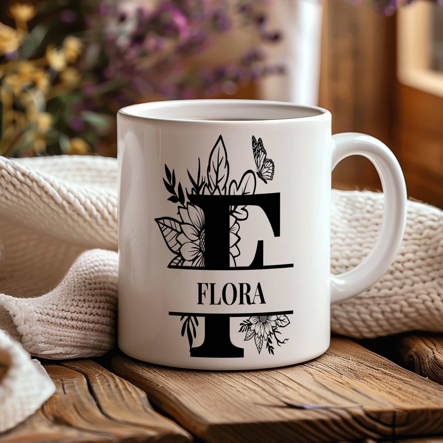Hrnek se jménem Flora – květinový monogram