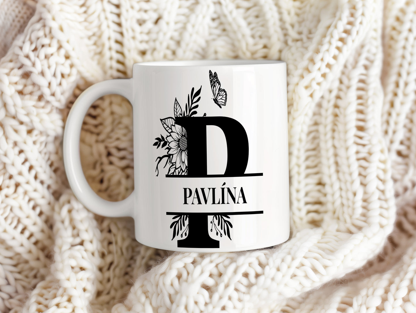 Hrnek se jménem Pavlína – květinový monogram
