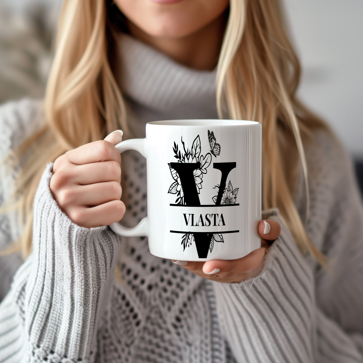 Hrnek se jménem VlastA – květinový monogram