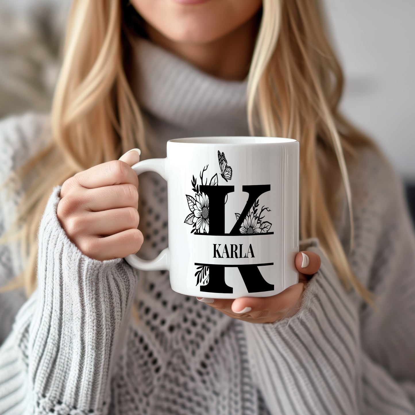 Hrnek se jménem Karla – květinový monogram