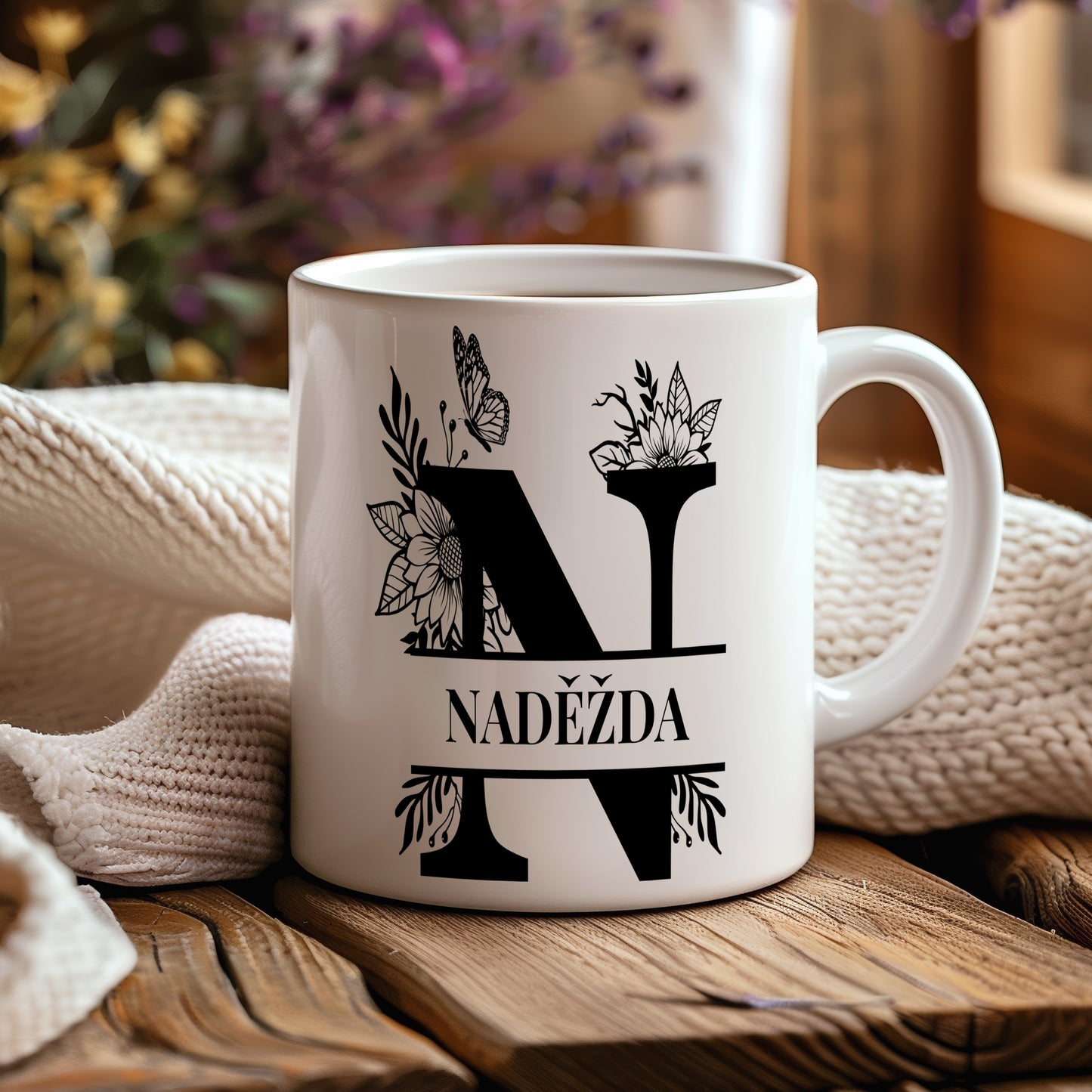Hrnek se jménem NADĚŽDA – květinový monogram