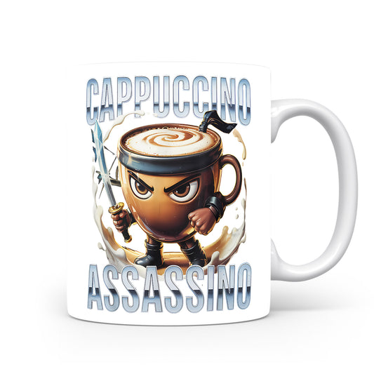 Hrnek s italským brainrotem – Cappuccino Assassino — světlá aura