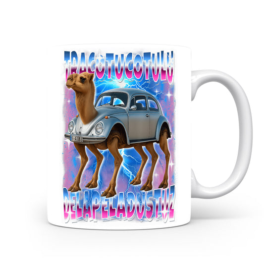 Hrnek s italským brainrotem – Camel Car Aventuro — velbloud a auto