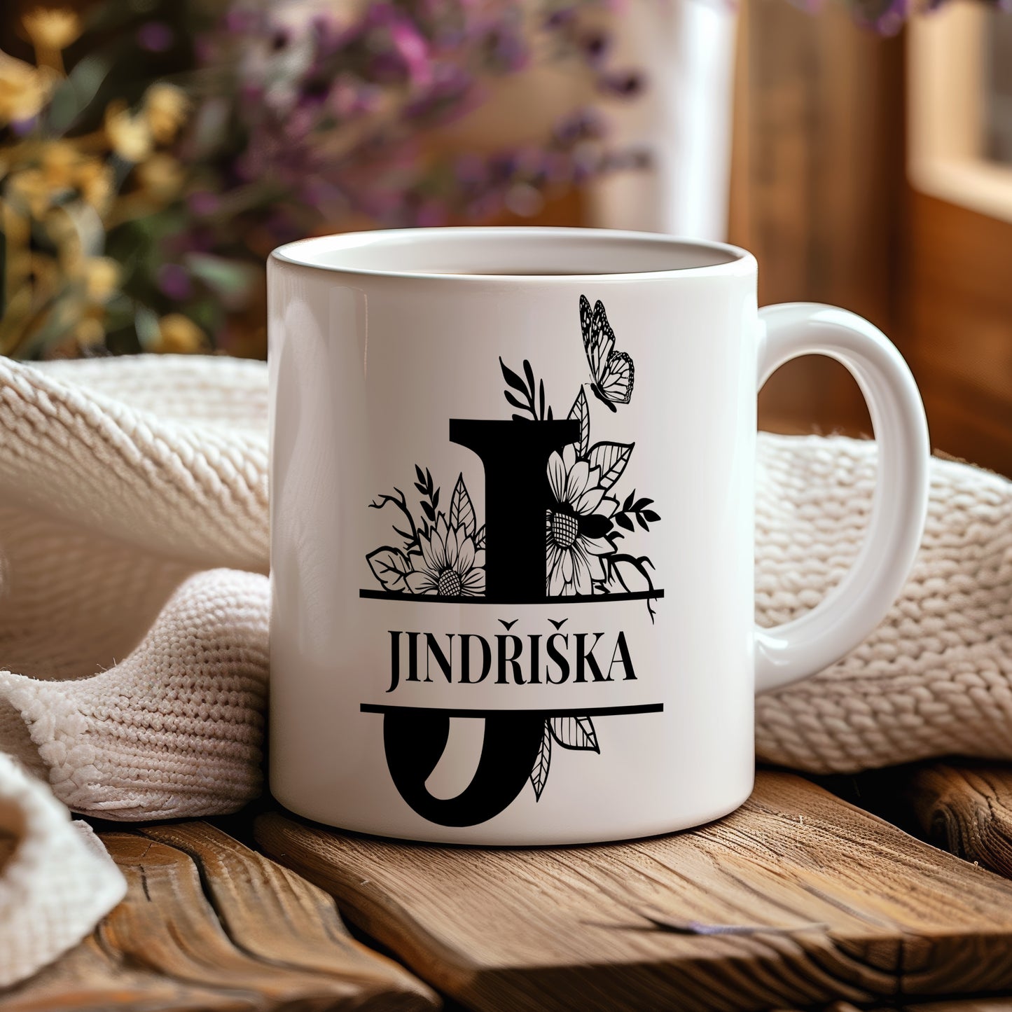 Hrnek se jménem Jindřiška – květinový monogram
