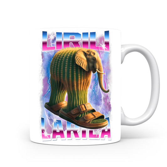 Hrnek s italským brainrotem – Lirili Larila (kaktusí slon a hodiny, růžové blesky)