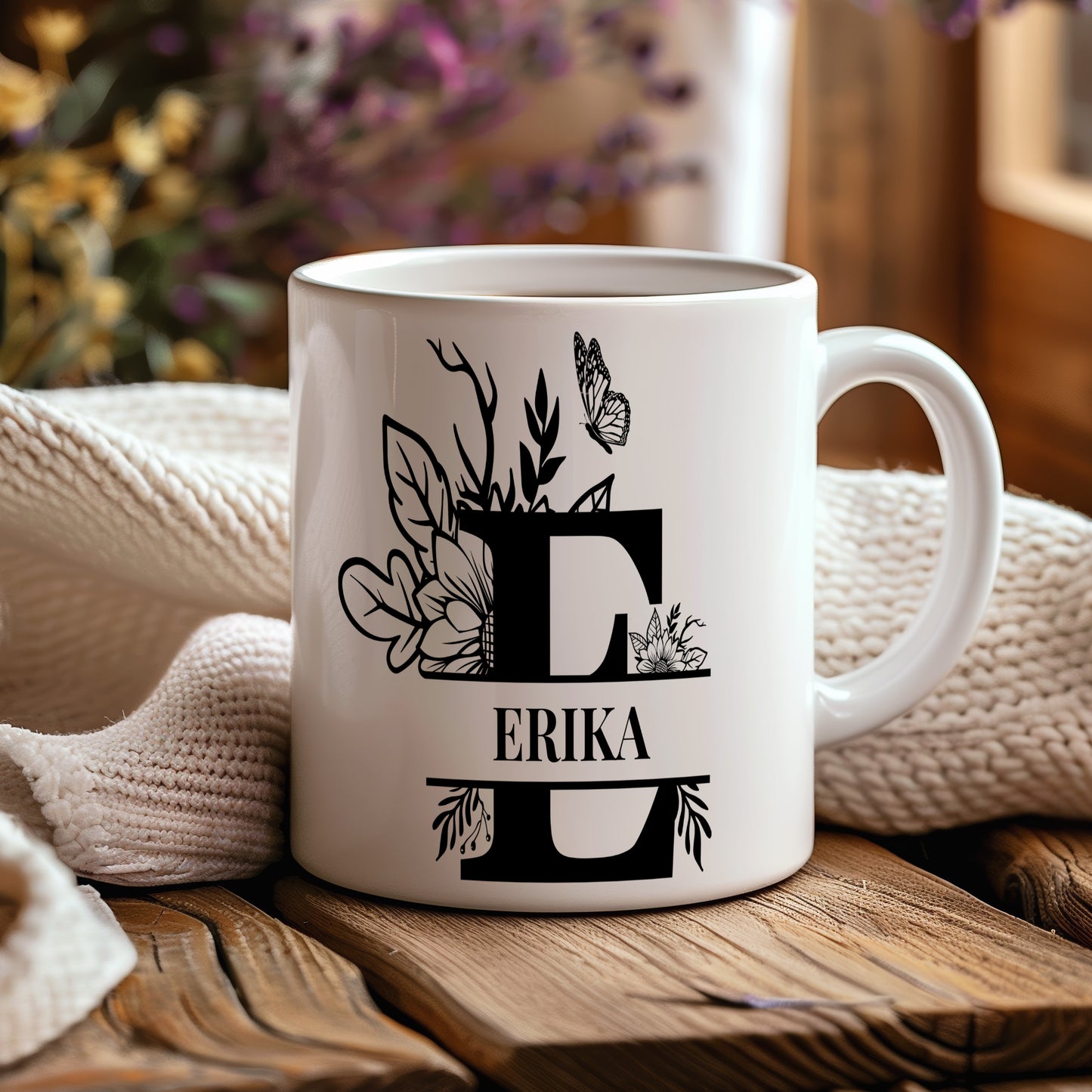Hrnek se jménem Erika – květinový monogram