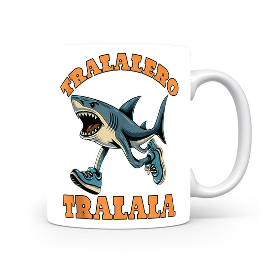 Hrnek s italským brainrotem – Tralalero Tralala — žralok na skejtu