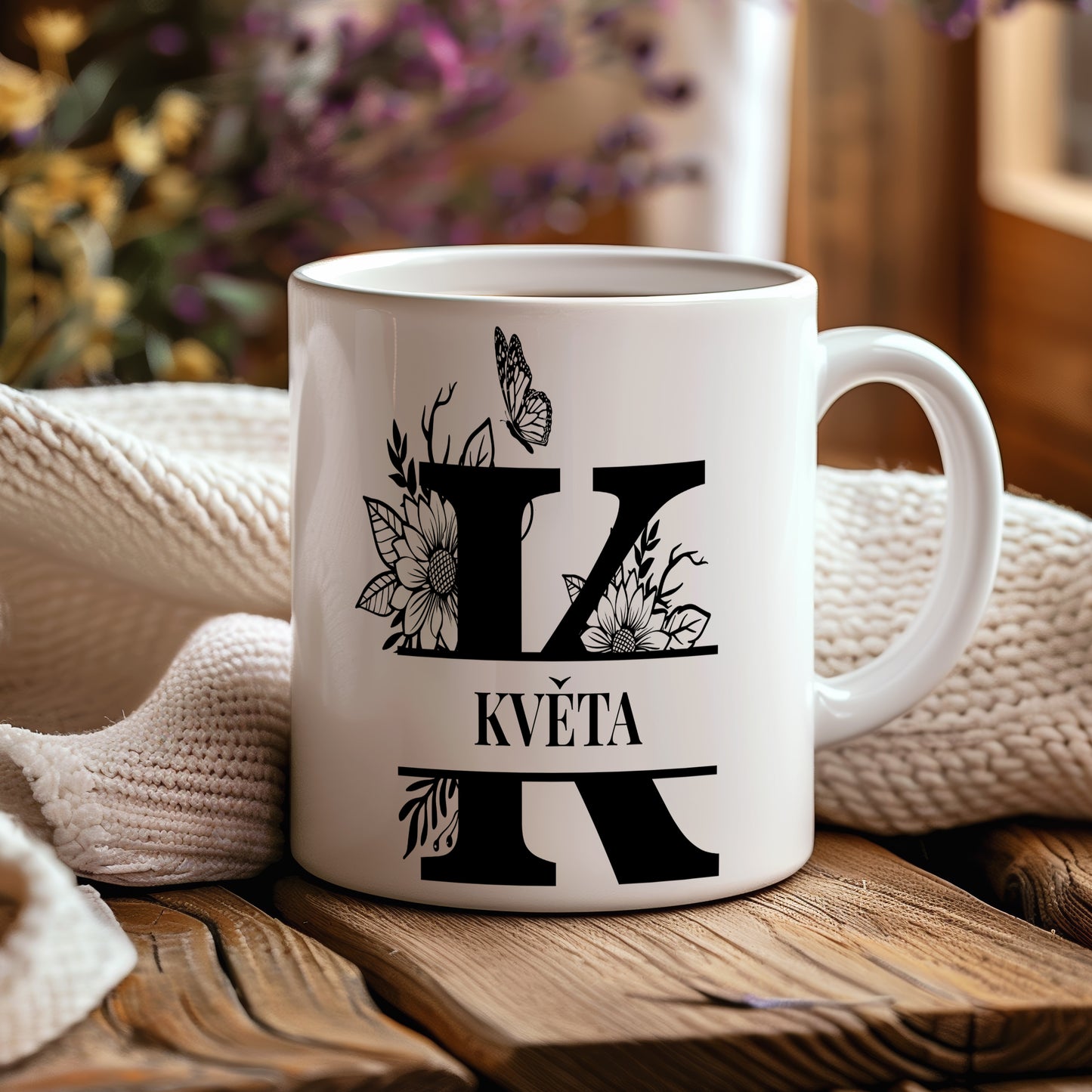 Hrnek se jménem KVĚTA – květinový monogram