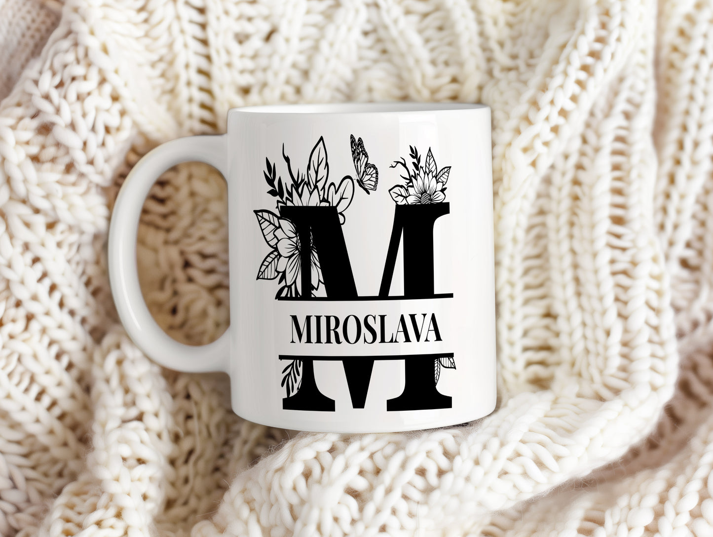 Hrnek se jménem Miroslava – květinový monogram