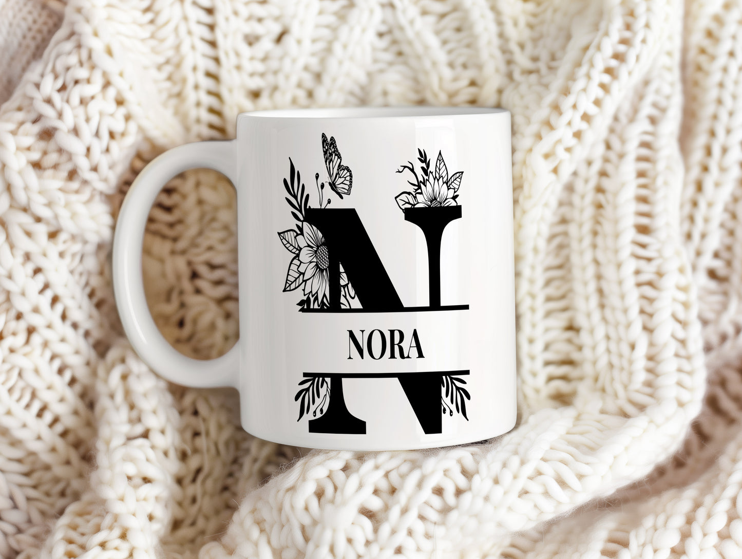 Hrnek se jménem Nora – květinový monogram