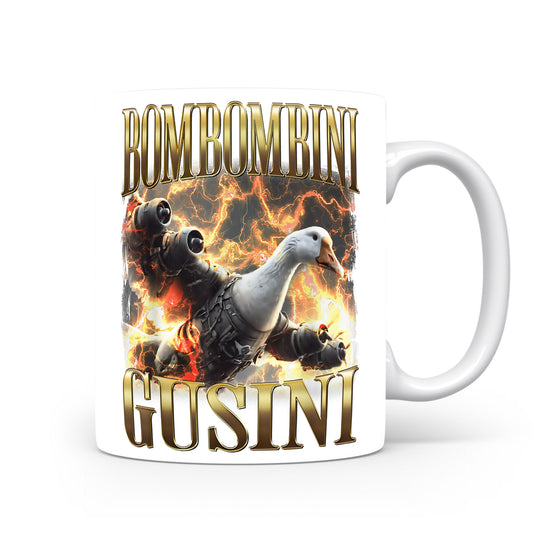Hrnek s italským brainrotem – Bombombini Gusini — výbuch v pozadí