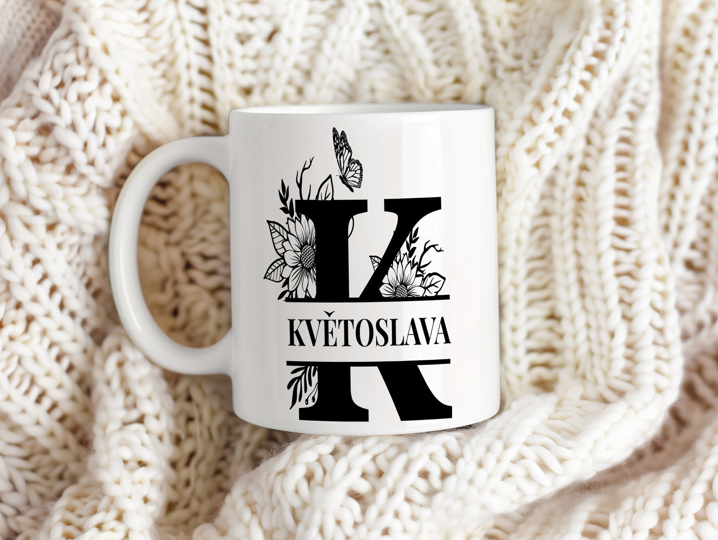 Hrnek se jménem Květoslava – květinový monogram