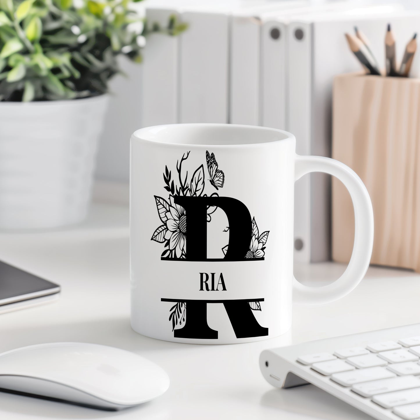 Hrnek se jménem Ria – květinový monogram