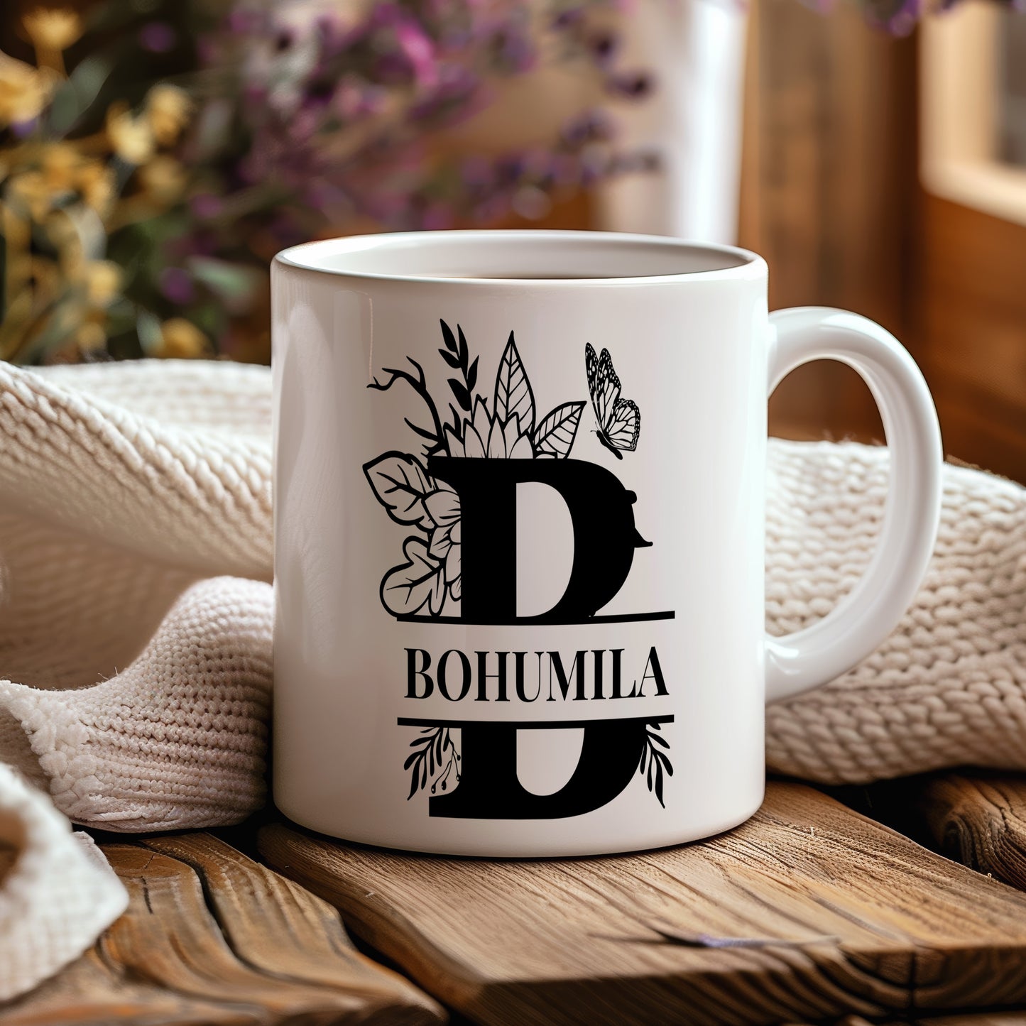 Hrnek se jménem Bohumila – květinový monogram