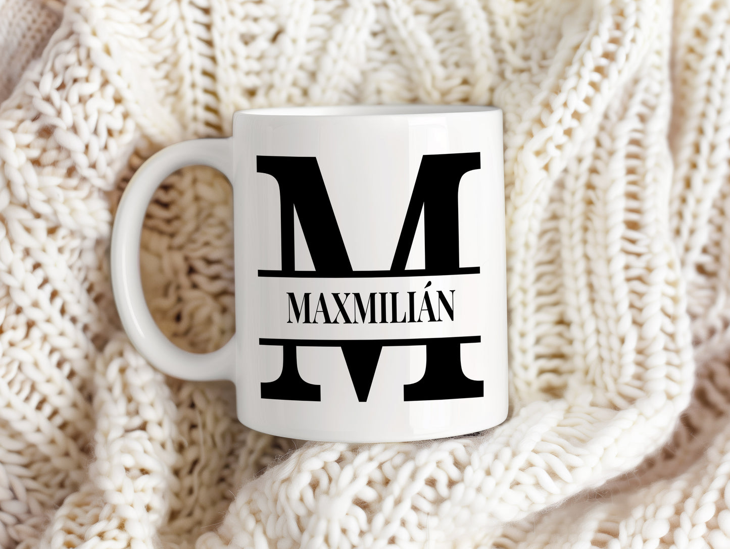 Hrnek se jménem Maximilián – monogramový design