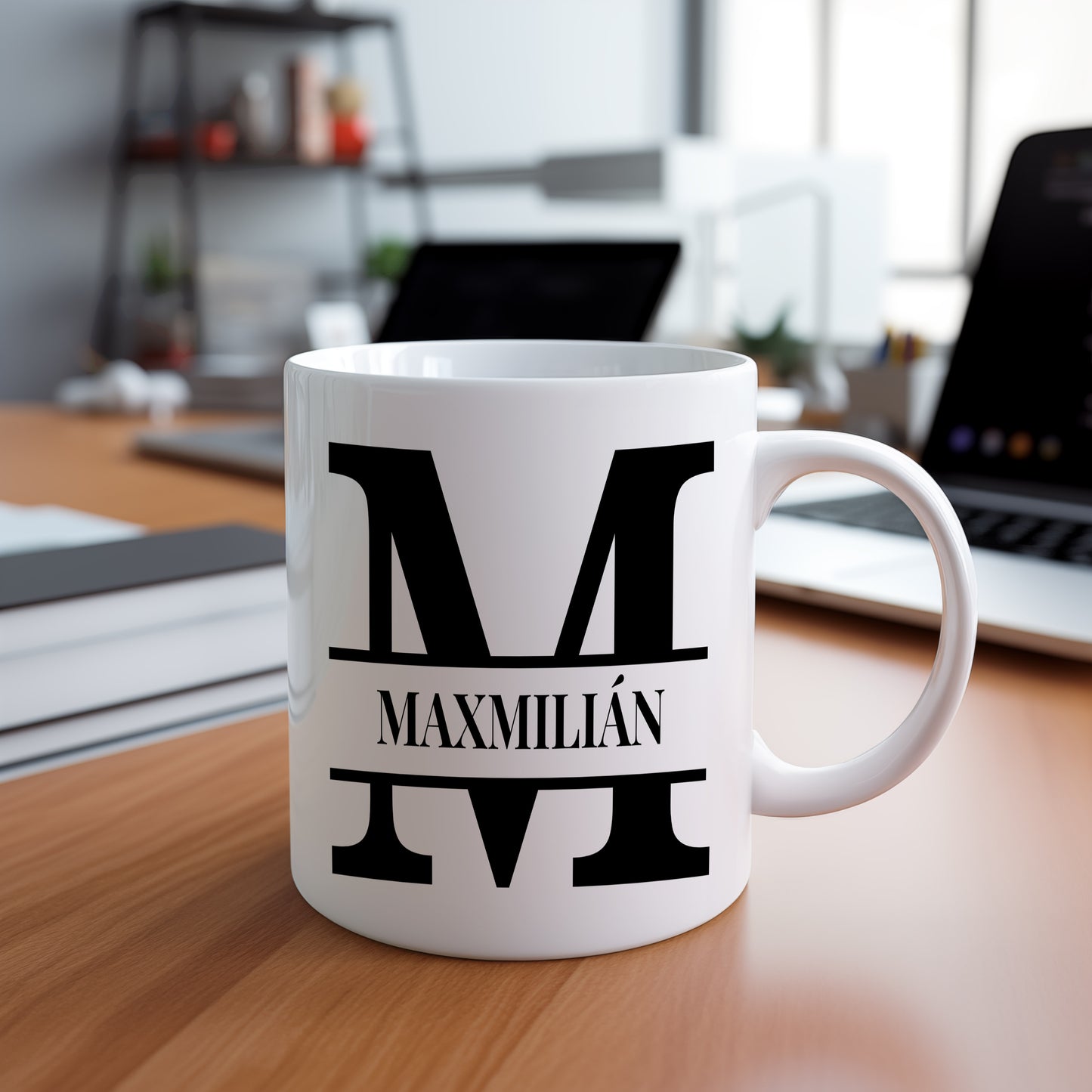 Hrnek se jménem Maximilián – monogramový design