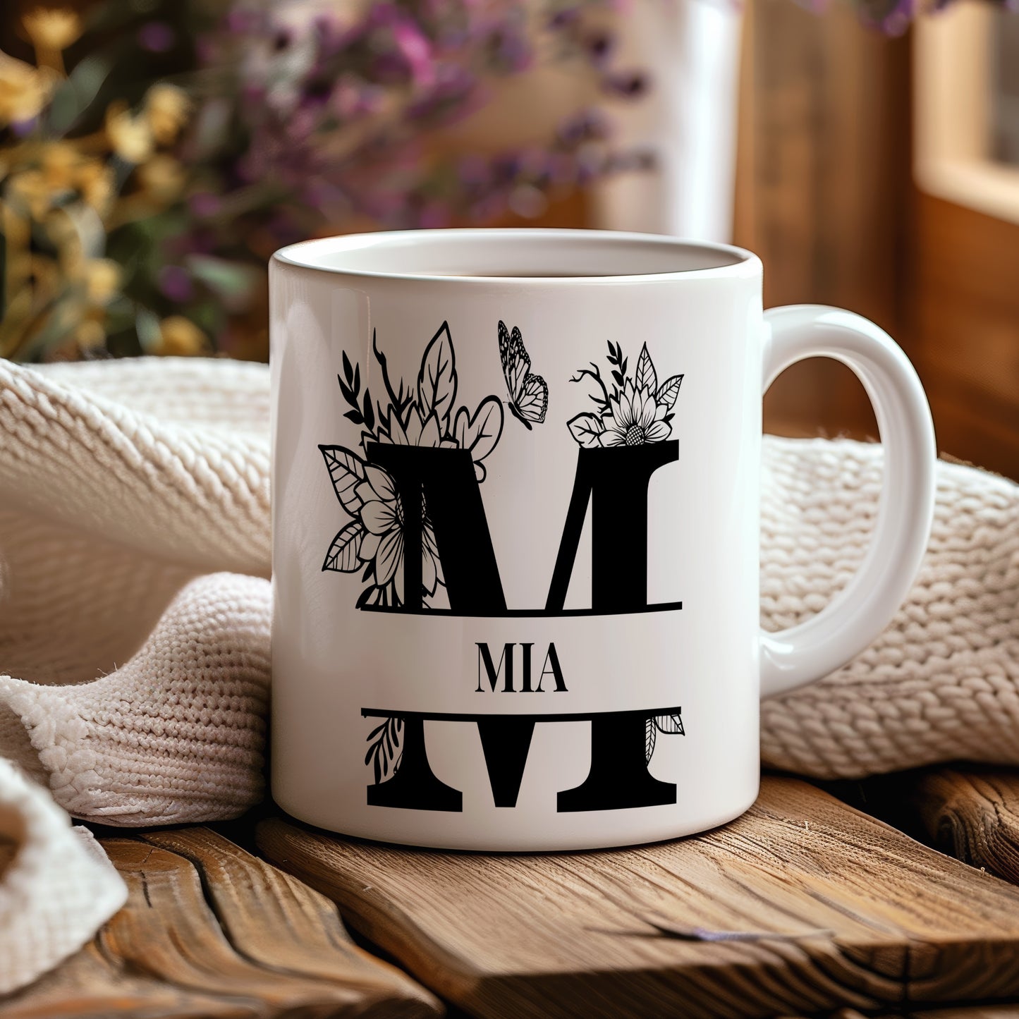 Hrnek se jménem Mia – květinový monogram