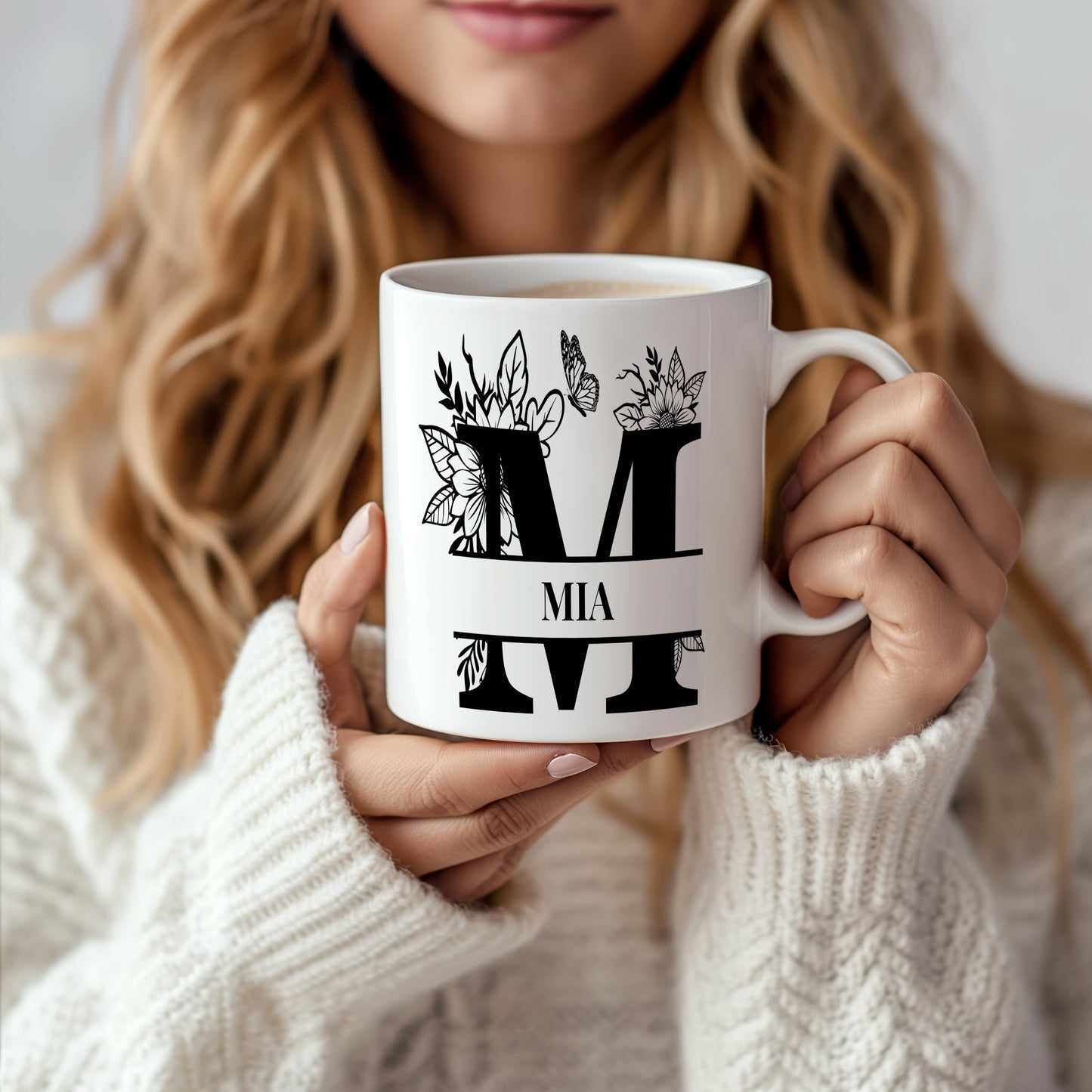 Hrnek se jménem Mia – květinový monogram