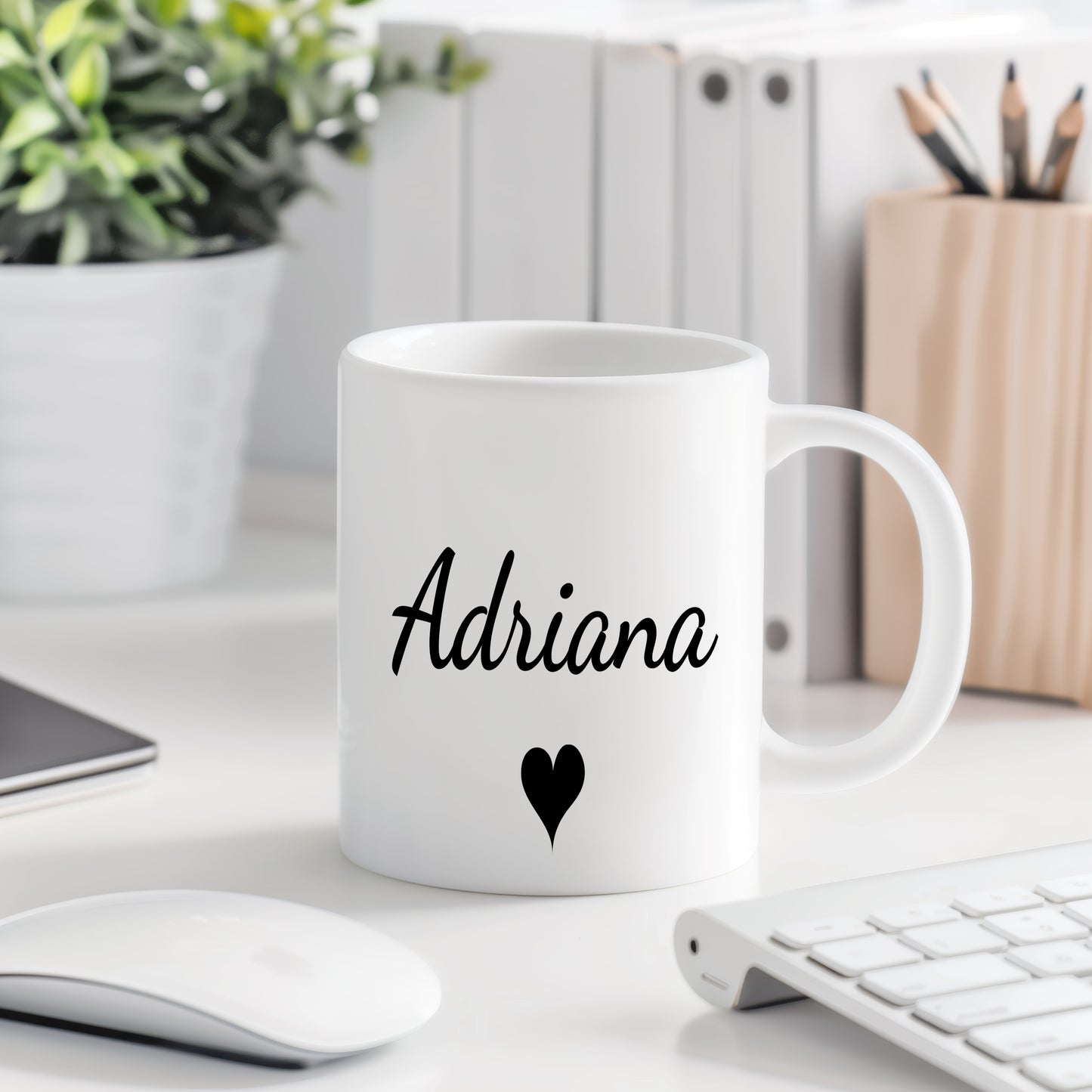 Hrnek se jménem Adriana – minimalistický styl