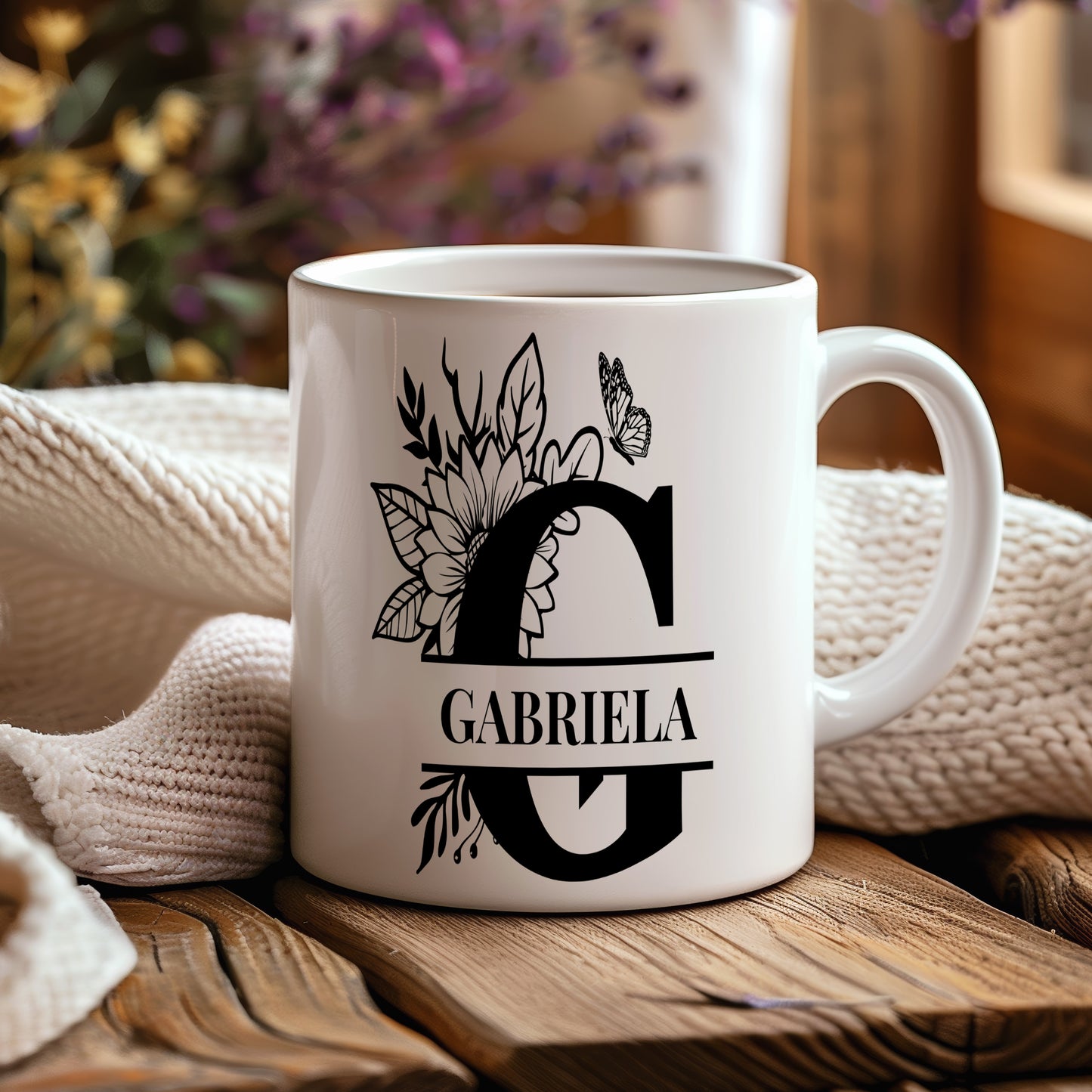 Hrnek se jménem Gabriela – květinový monogram