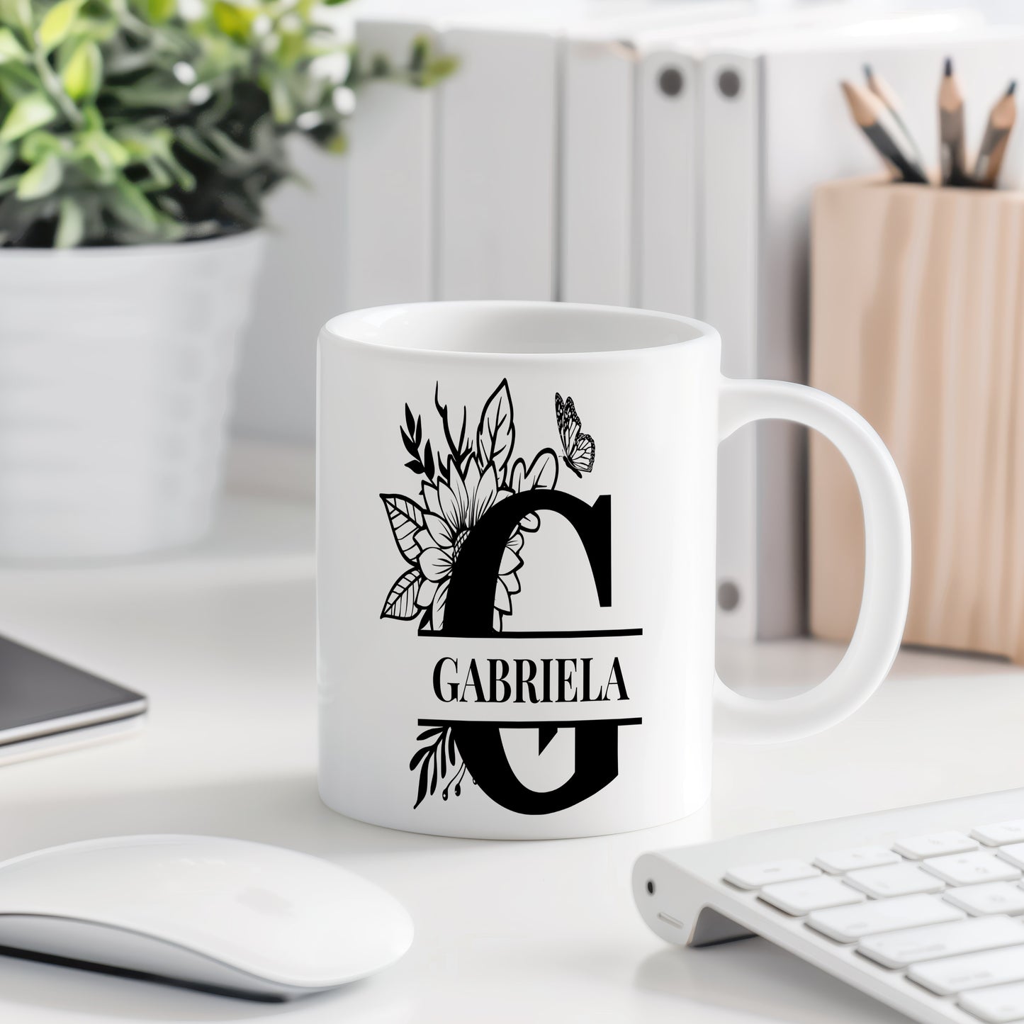Hrnek se jménem Gabriela – květinový monogram