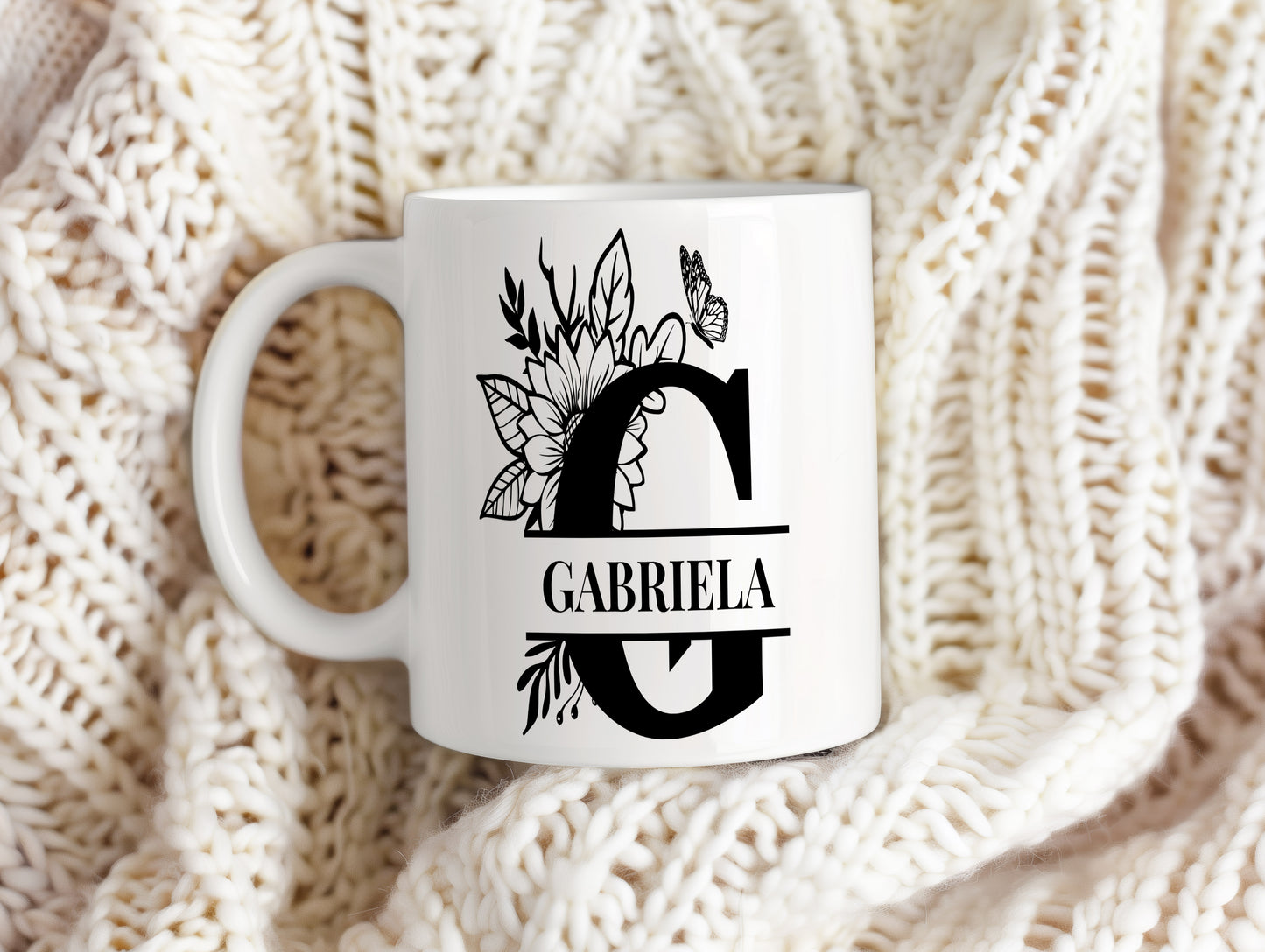 Hrnek se jménem Gabriela – květinový monogram