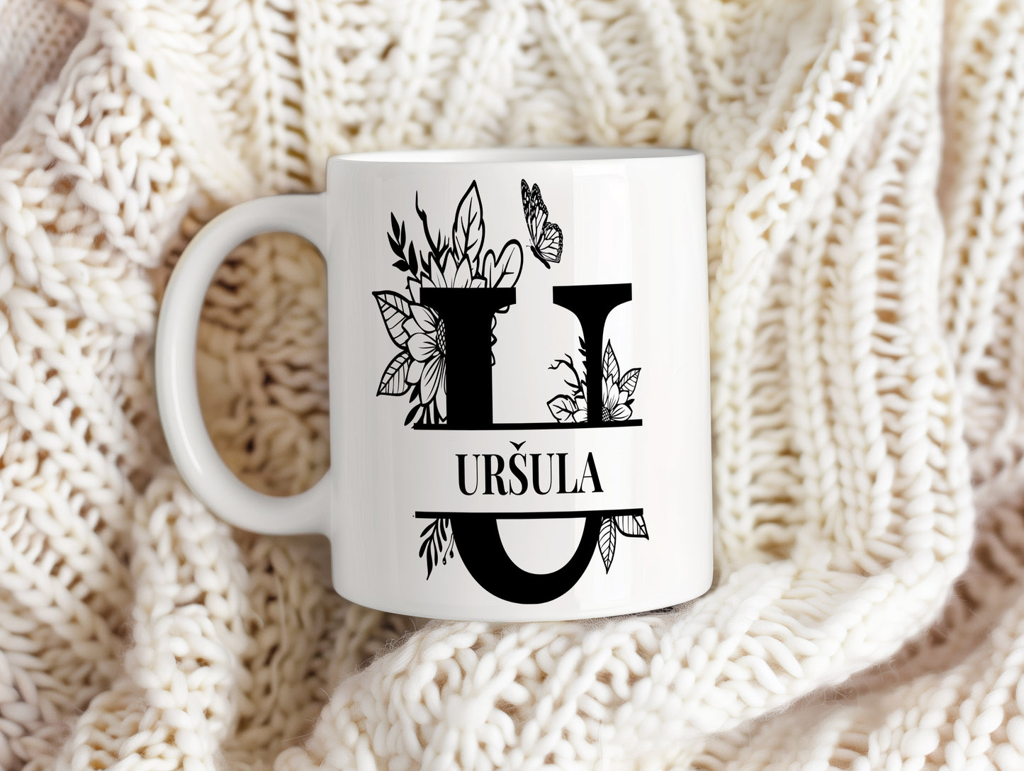 Hrnek se jménem URŠULA – květinový monogram