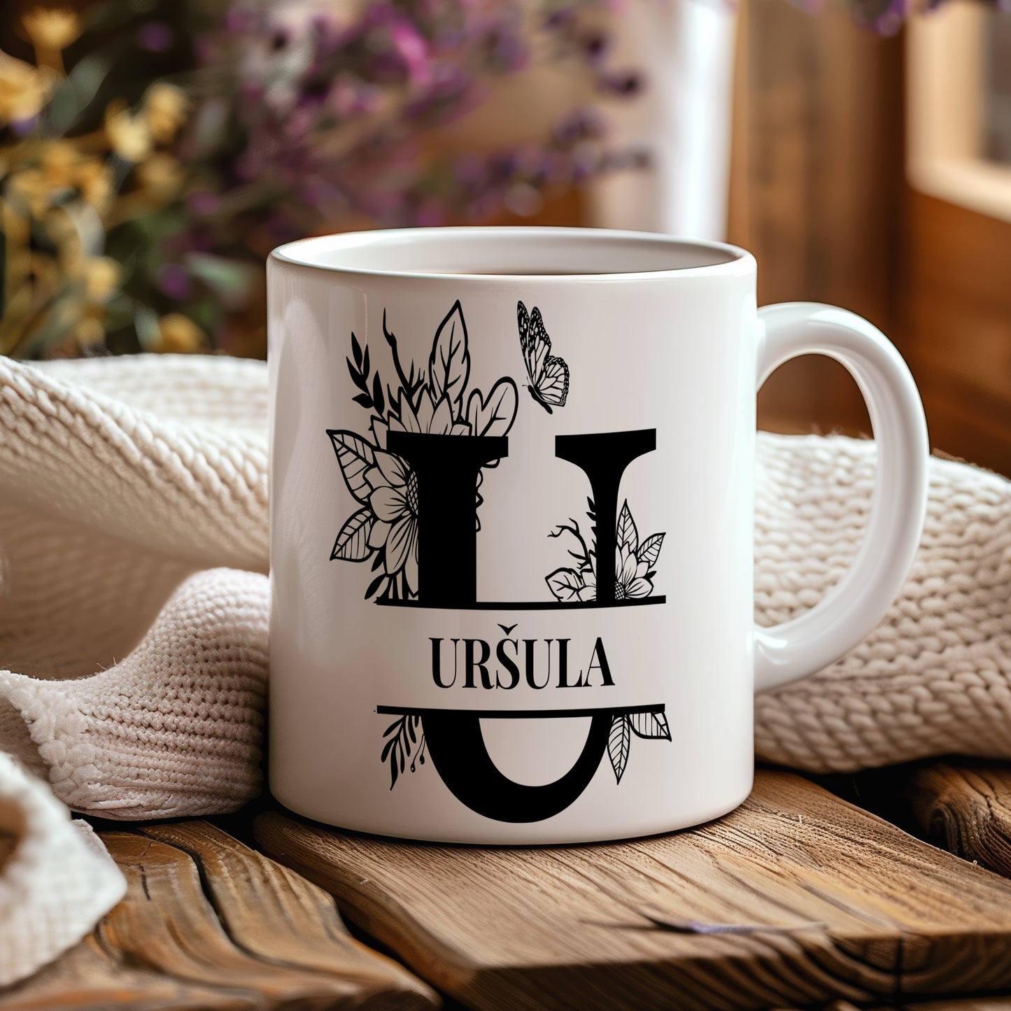 Hrnek se jménem URŠULA – květinový monogram