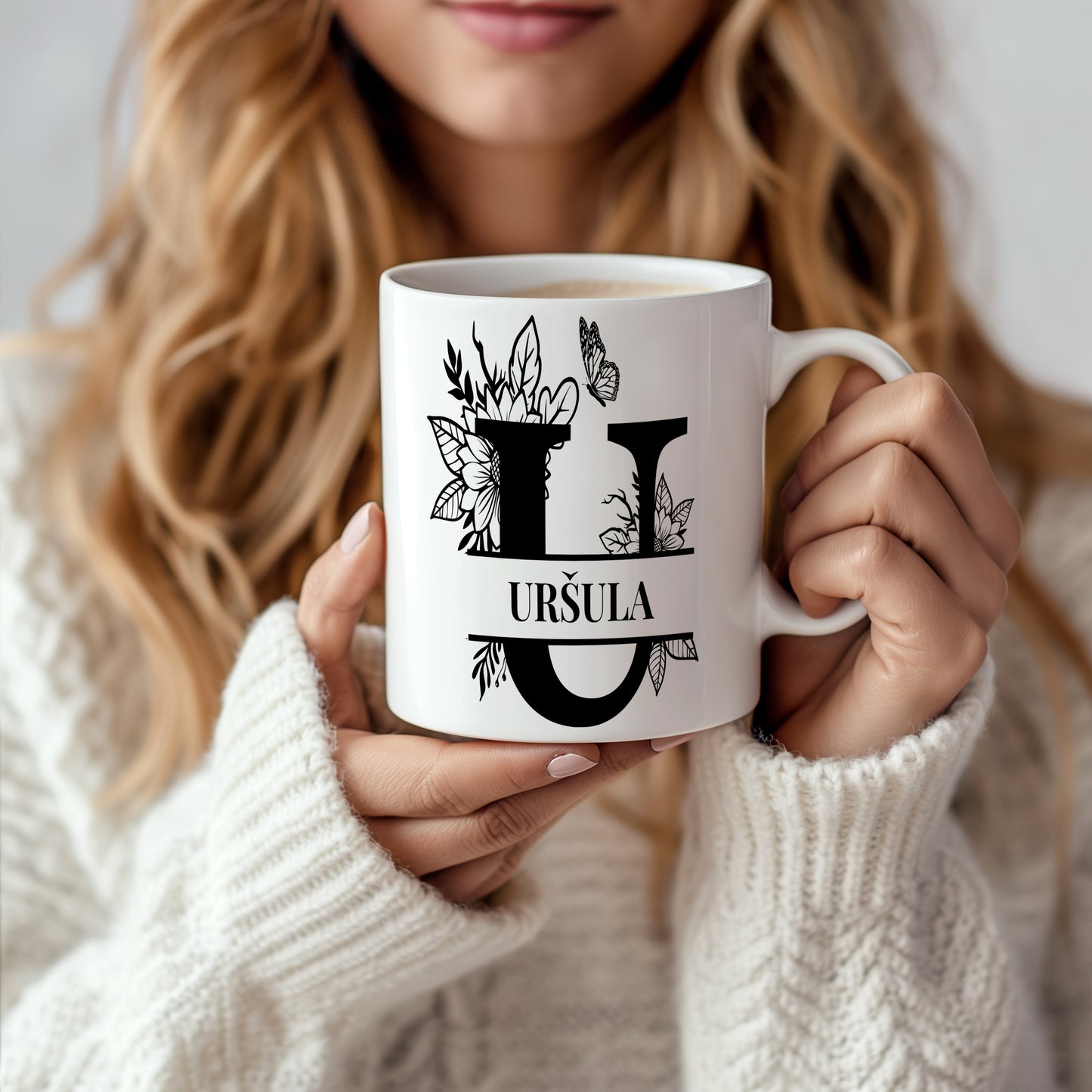 Hrnek se jménem URŠULA – květinový monogram