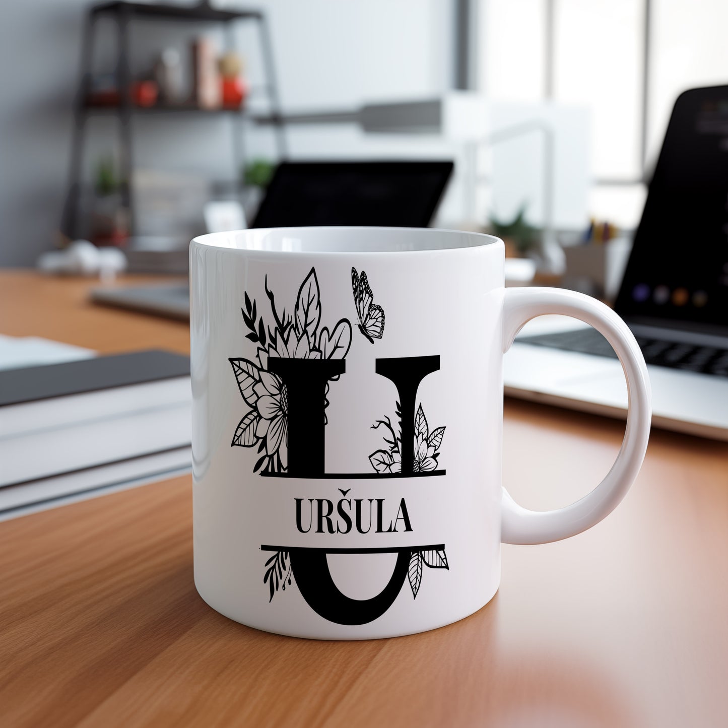 Hrnek se jménem URŠULA – květinový monogram