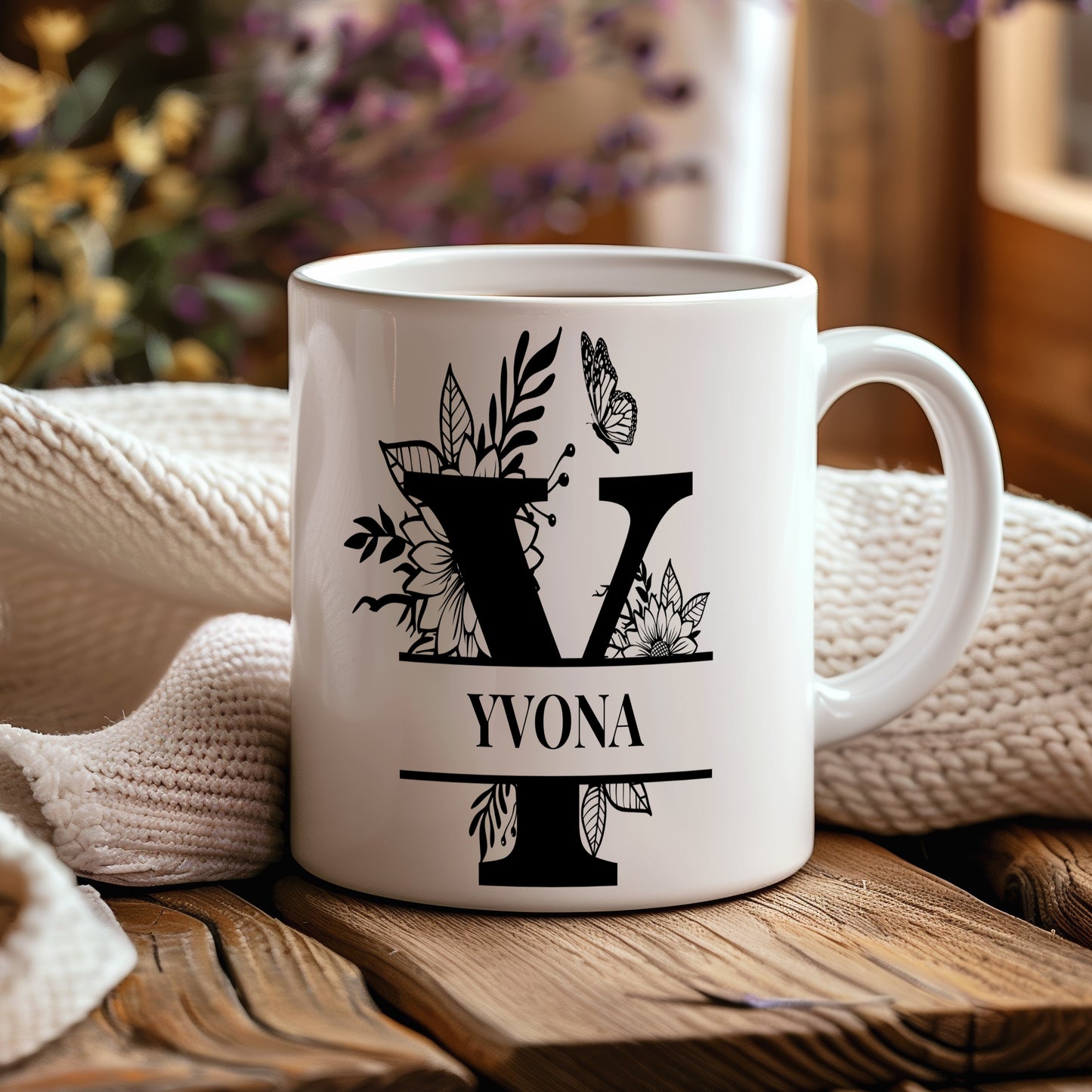 Hrnek se jménem Yvona – květinový monogram