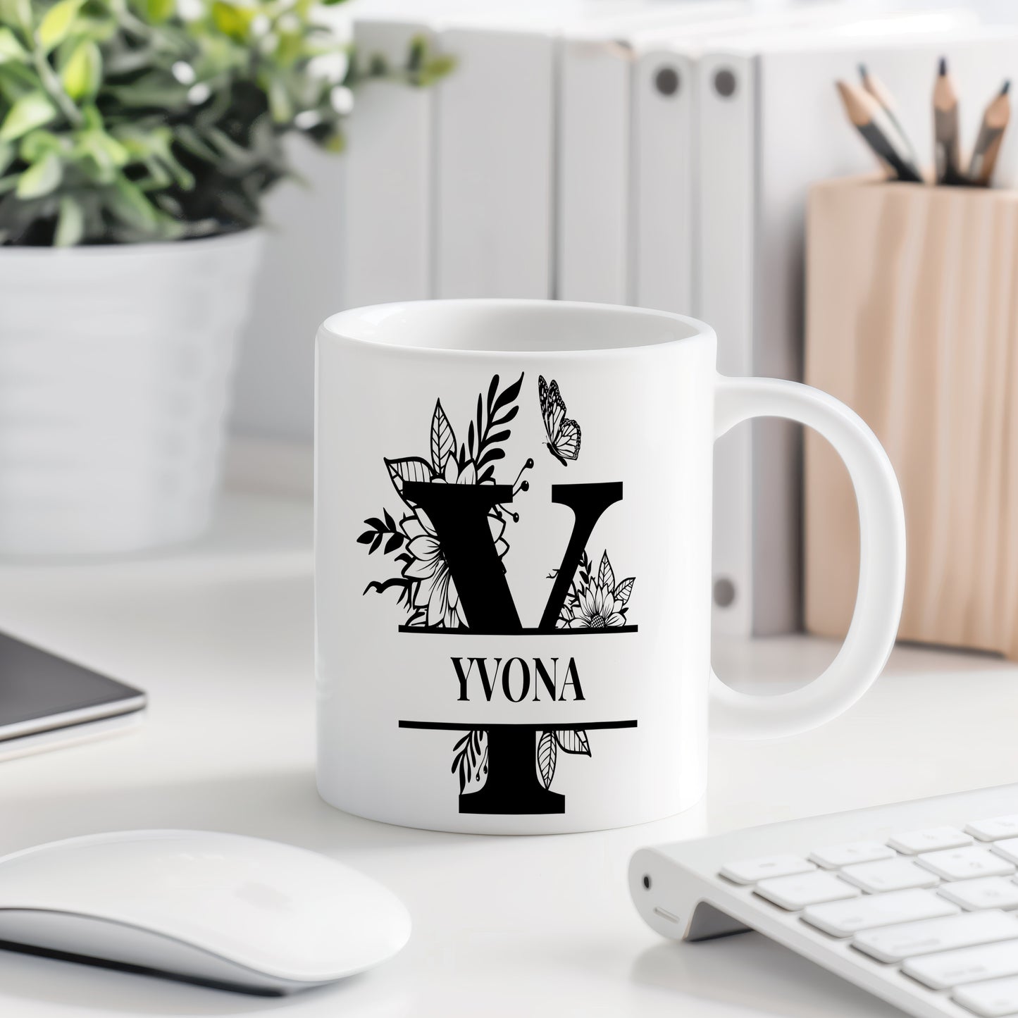 Hrnek se jménem Yvona – květinový monogram