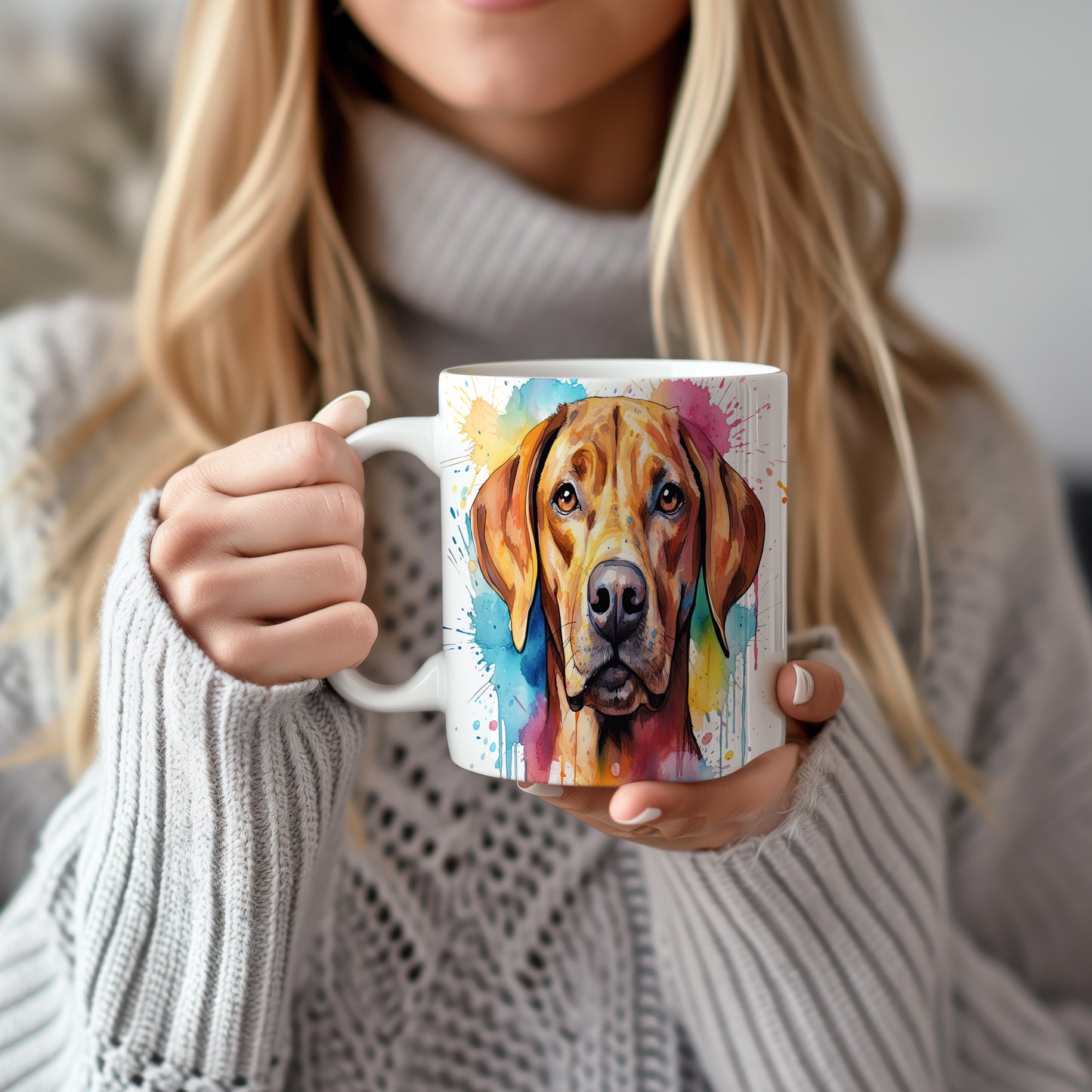 Hrnek s ilustrací psa na barevném pozadí – malířským vzhledem