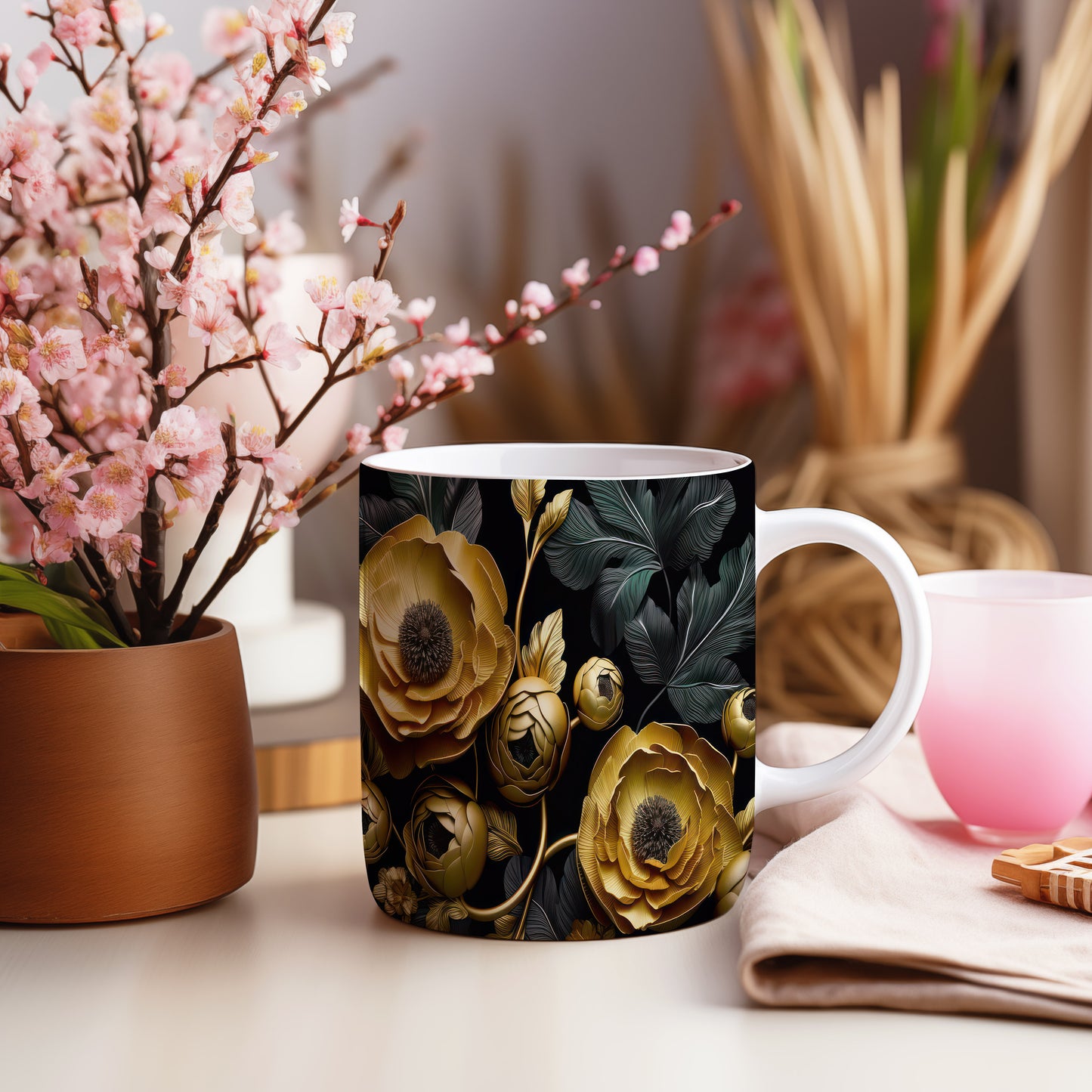 Hrnek s elegantními zlatými květy – malířským vzhledem