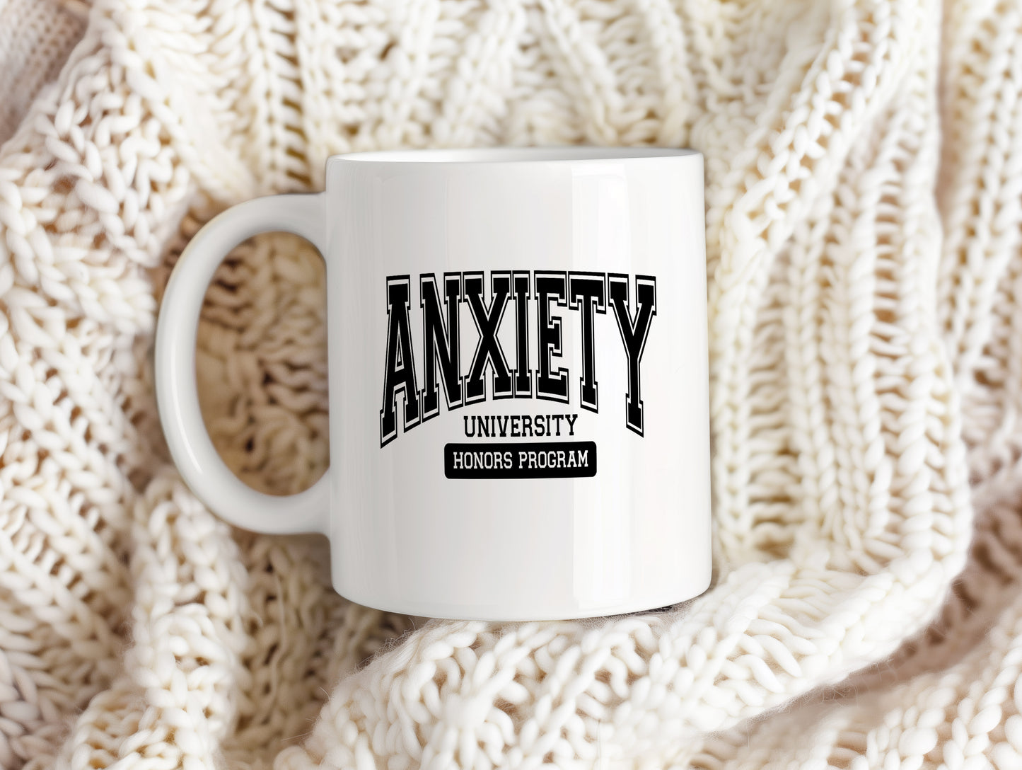 Hrnek s vtipným nápisem – ANXIETY UNIVERSITY