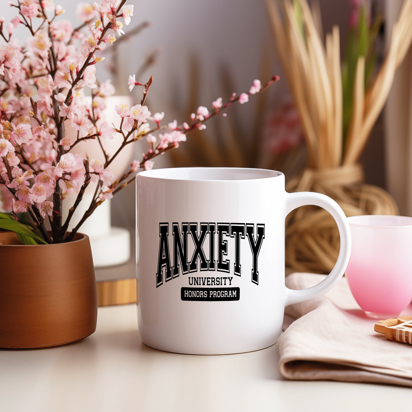Hrnek s vtipným nápisem – ANXIETY UNIVERSITY