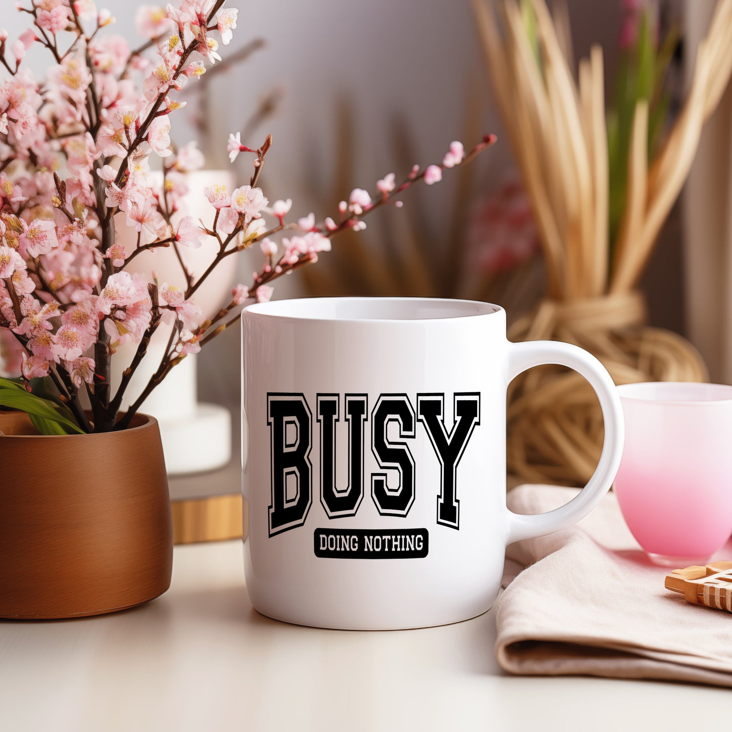 Hrnek s vtipným nápisem – BUSY